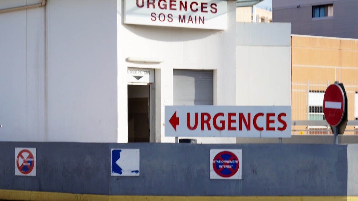 un adolescent victime de quatre coups de couteau