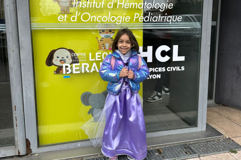 Coco entre bientôt en chambre stérile à l'hôpital Léon Bérard des HCL, sans perdre son sourire et vêtue d'une robe création offerte par une habitante de Meyzieu soutien de la jeune fille.