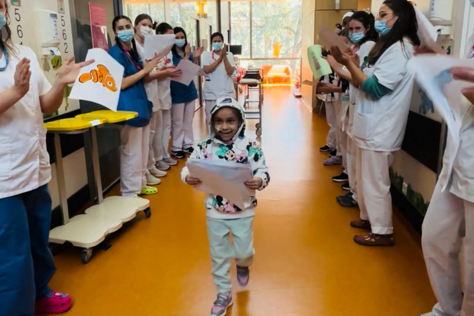 Clothilde sort du secteur protégé et va bientôt pouvoir retourner à l'école : les soignants lui font une haie d'honneur.