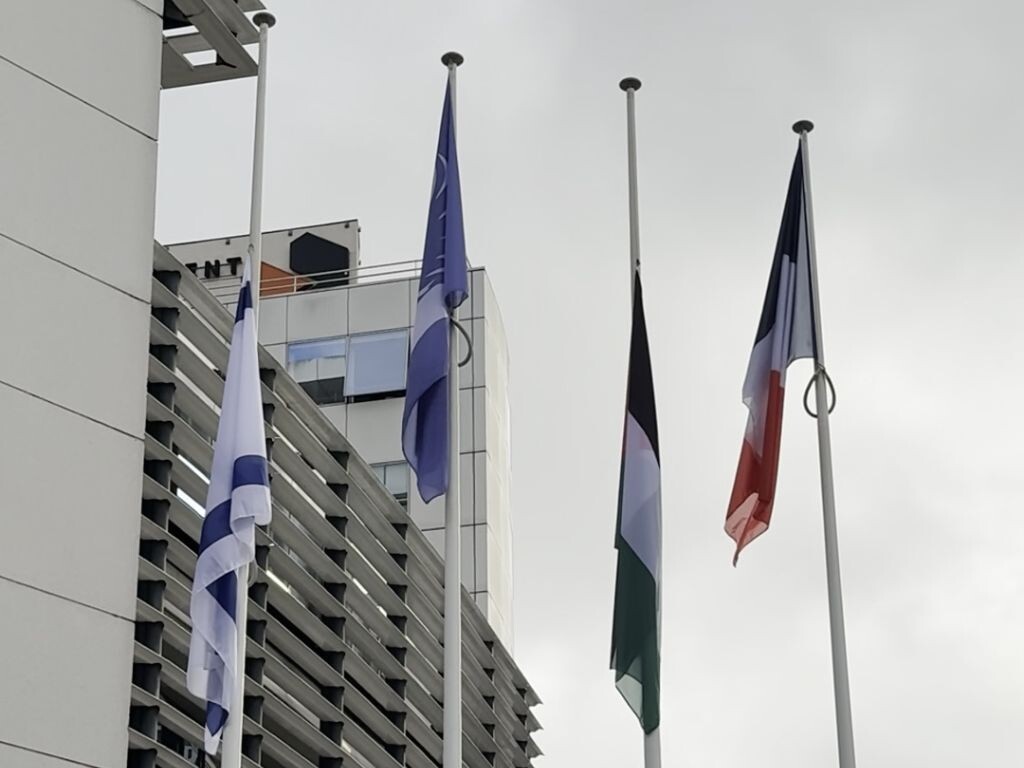 la Gironde hisse trois drapeaux devant son siège