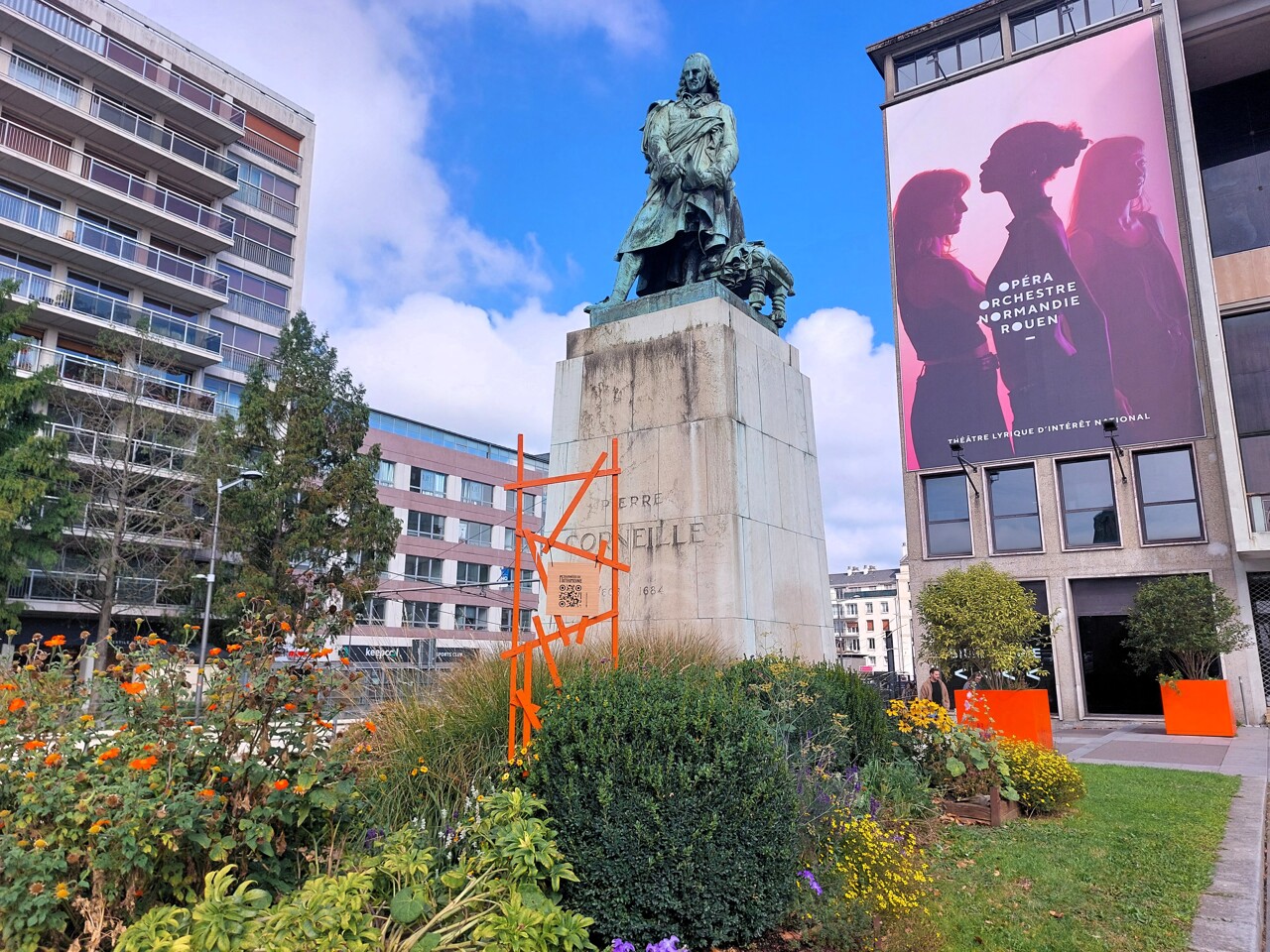Pourquoi des QR codes ont été placardés sur des statues à Rouen ces derniers jours ?