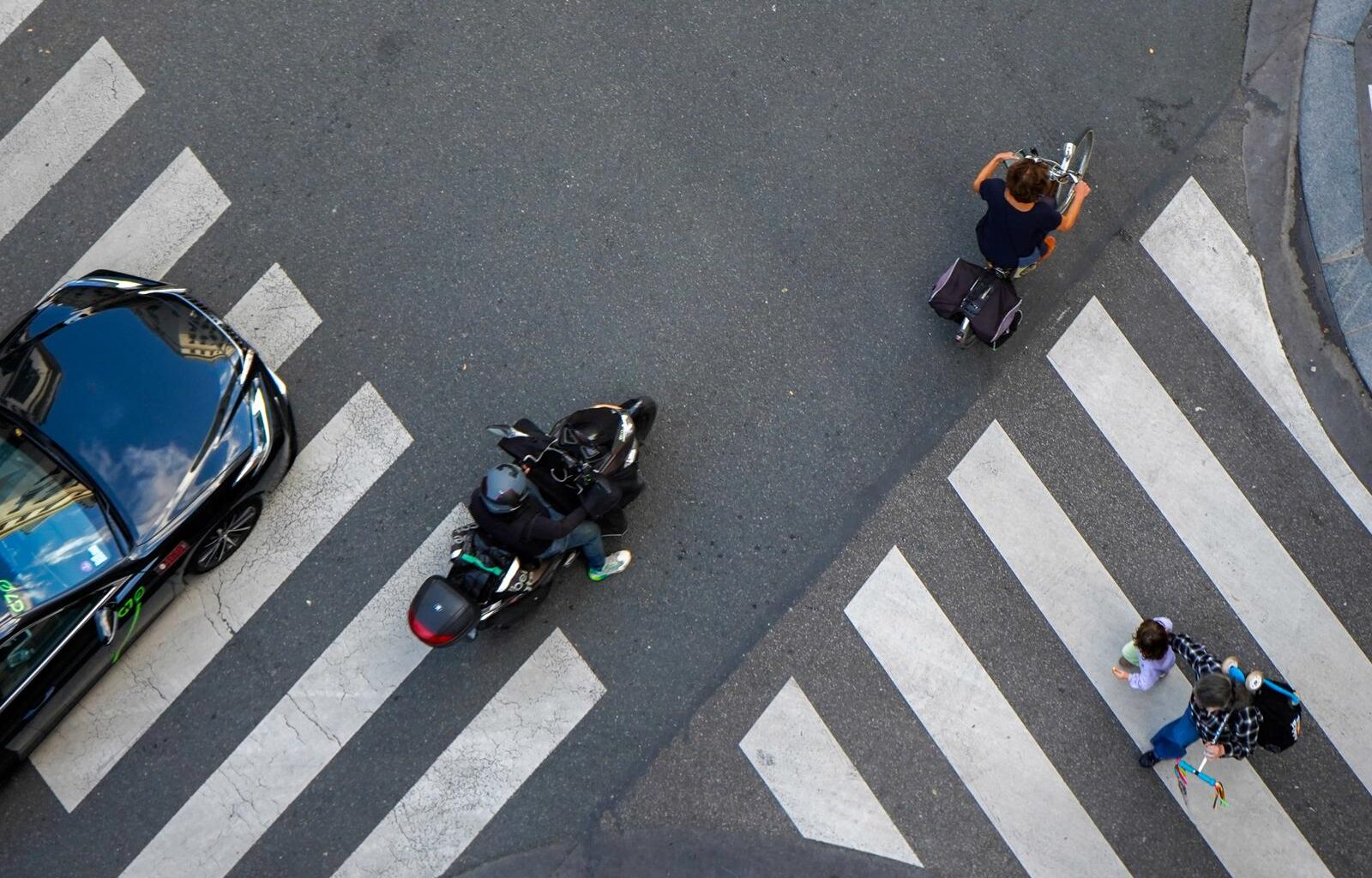 Dans “Complément d’enquête”, un tour de France de la sinueuse bataille entre les deux et quatre roues