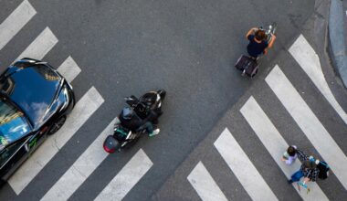 Dans “Complément d’enquête”, un tour de France de la sinueuse bataille entre les deux et quatre roues