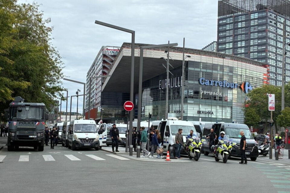 Les autorités sont parquées en face de la gare Lille-Flandres.