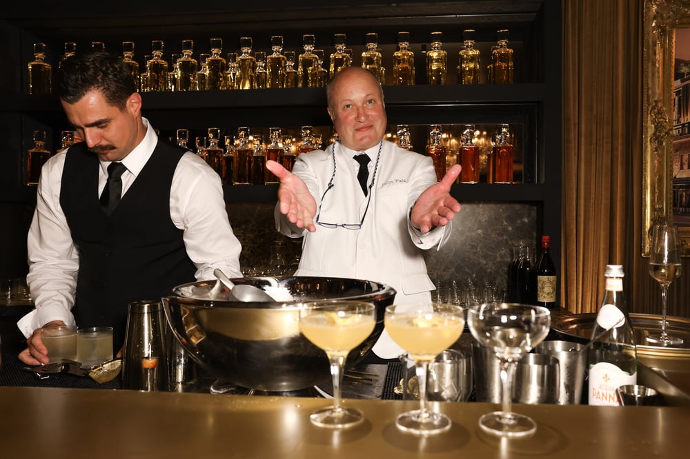 Le célèbre barman Colin Field derrière le bar de RH Paris, préparant des cocktails signature lors de l’inauguration