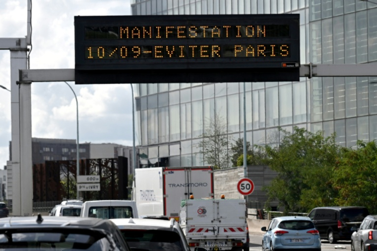 Panneau de signalisation sur le périphérique parisien avant le mouvement "Bloquons tout", le 9 septembre 2025 ( AFP / Bertrand GUAY )