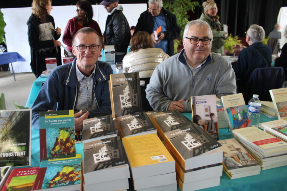 Nominé au prix du jury du salon du livre de Pont-l'Évêque, Mika Mundsen, accompagné par son éditeur Alain David, espère bien vendre son livre La Villa Ruby.