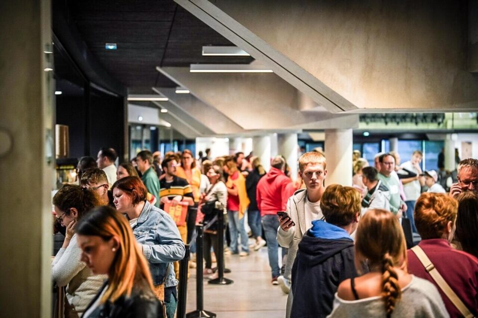 Avant de rejoindre leur place, les spectateurs se procurent de quoi se restaurer.