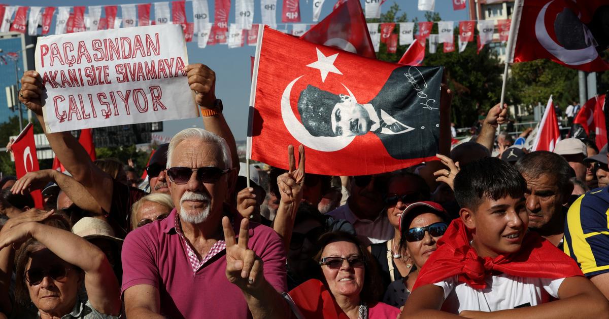 des dizaines de milliers de personnes à un rassemblement de l'opposition à Ankara