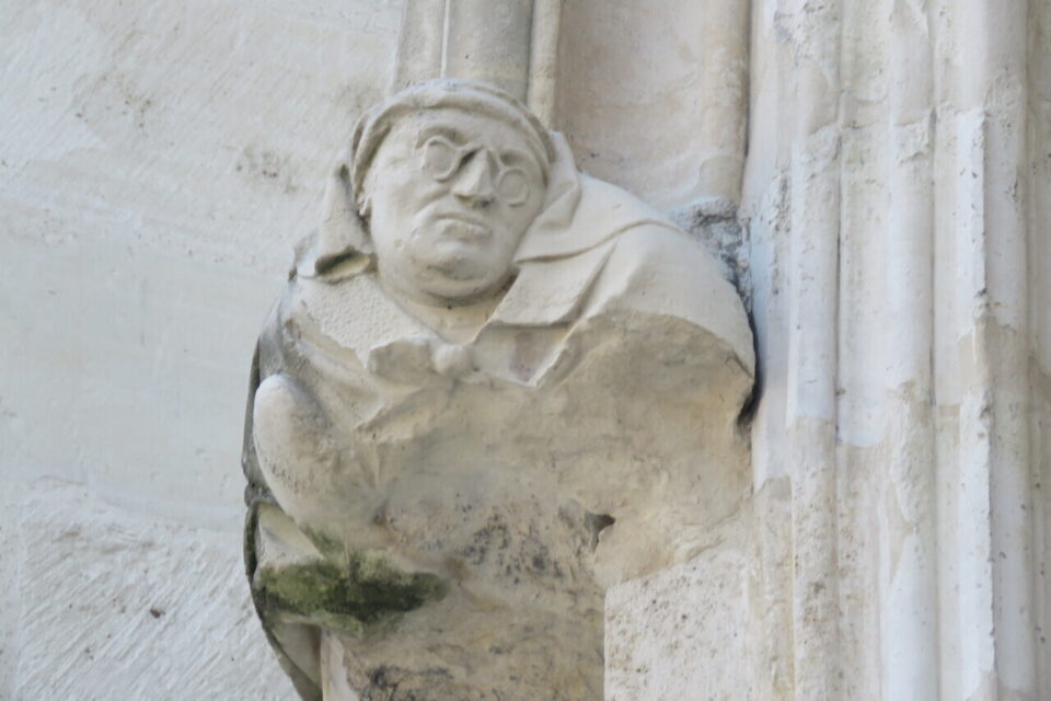 Le buste du fameux moine à lunettes qui nous observent.