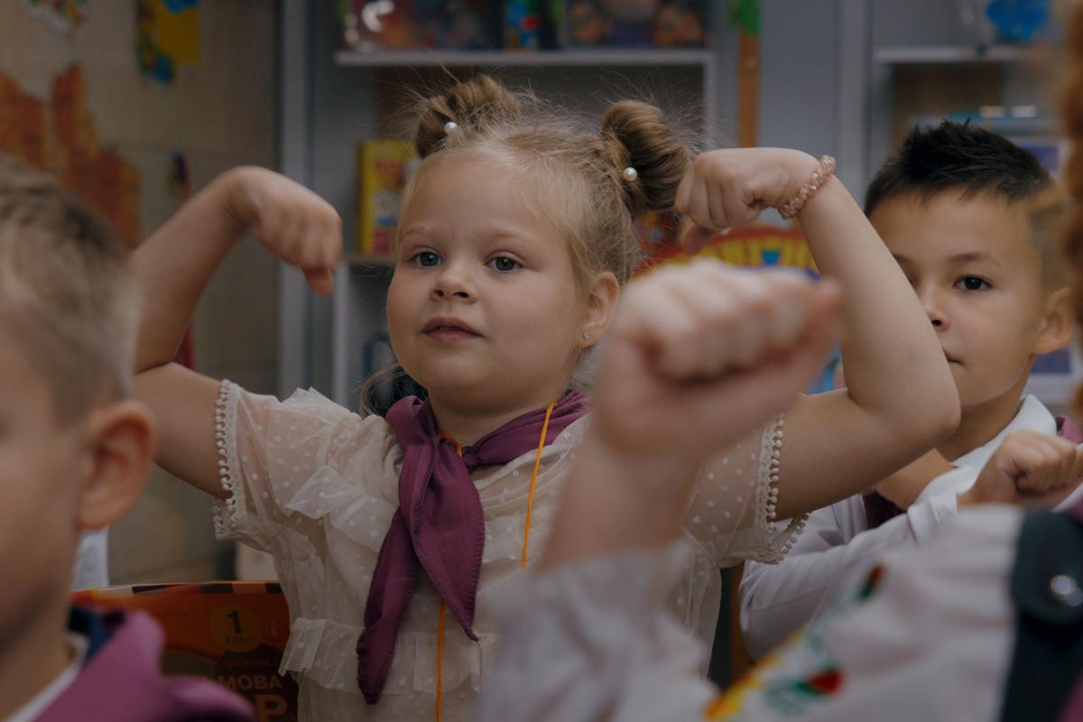 un documentaire ukrainien sur le courage d’aller à l’école en temps de guerre