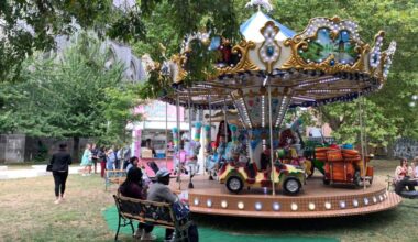 Nouveau à Lille. Un manège et des sucreries dans le jardin de la cathédrale de la Treille !