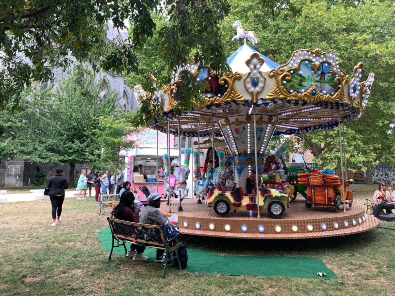 Nouveau à Lille. Un manège et des sucreries dans le jardin de la cathédrale de la Treille !