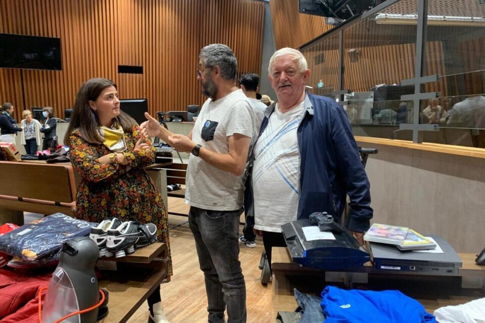 La vice-procureure de Lille en charge des scellés, Marie-Charlotte Fiorio, à gauche, explique que les objets ont trois origines.