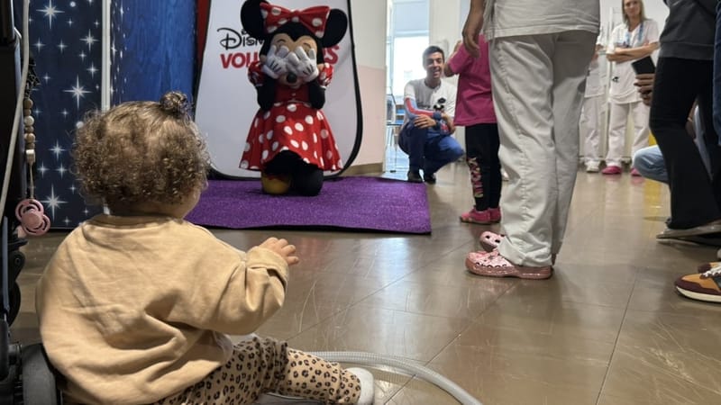 Dans le service pédiatrique de La Timone, rires, ateliers et câlins ont rythmé l’après-midi magique offert par Disneyland Paris et l’association CéKeDuBonheur.