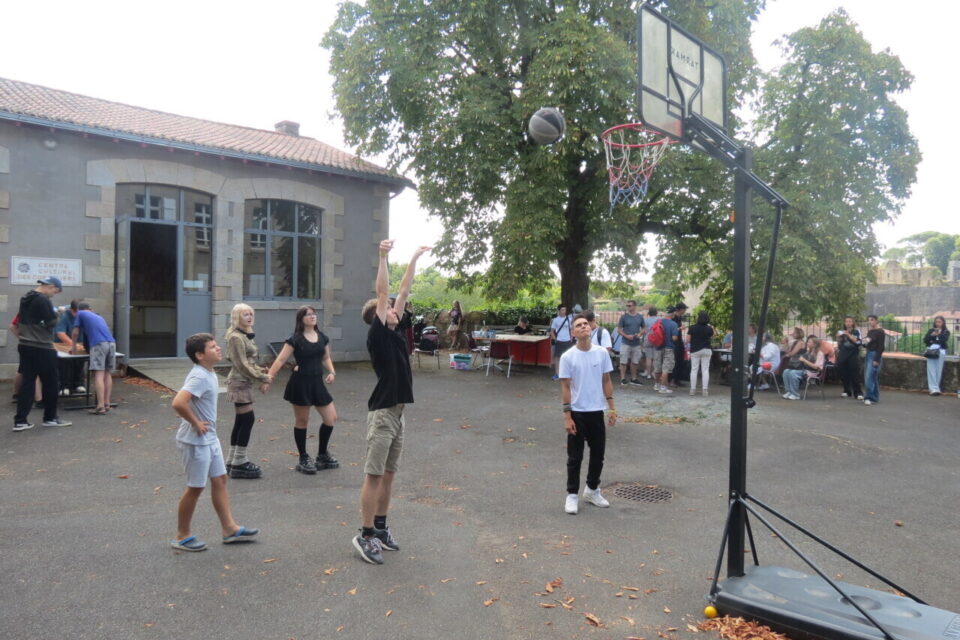 Ukrainiens et Français se sont distraits sur le moment du midi dans la cour des Cordeliers en jouant au basket.