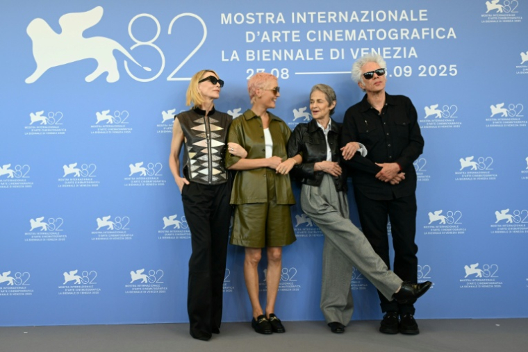 (Depuis la gauche) les actrices Cate Blanchett, Vicky Krieps, Charlotte Rampling et le réalisateur américain Jim Jarmusch le 31 août à la Mostra de Venise pour le film "Father Mother Sister Brother"  ( AFP / Tiziana FABI )