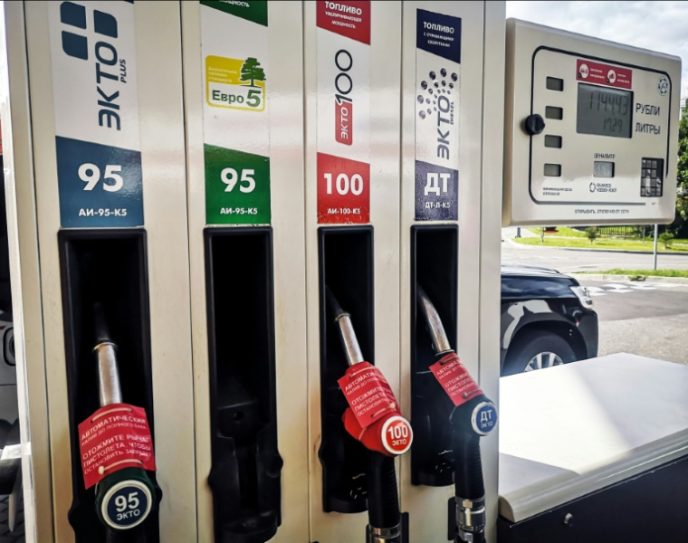 Des pompes à essence dans une station-service à Moscou, le 8 septembre 2025 ( AFP / Alexander NEMENOV )