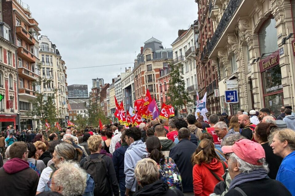 Peu avant 15h, le cortège de manifestants avance dans la rue du Molinel.