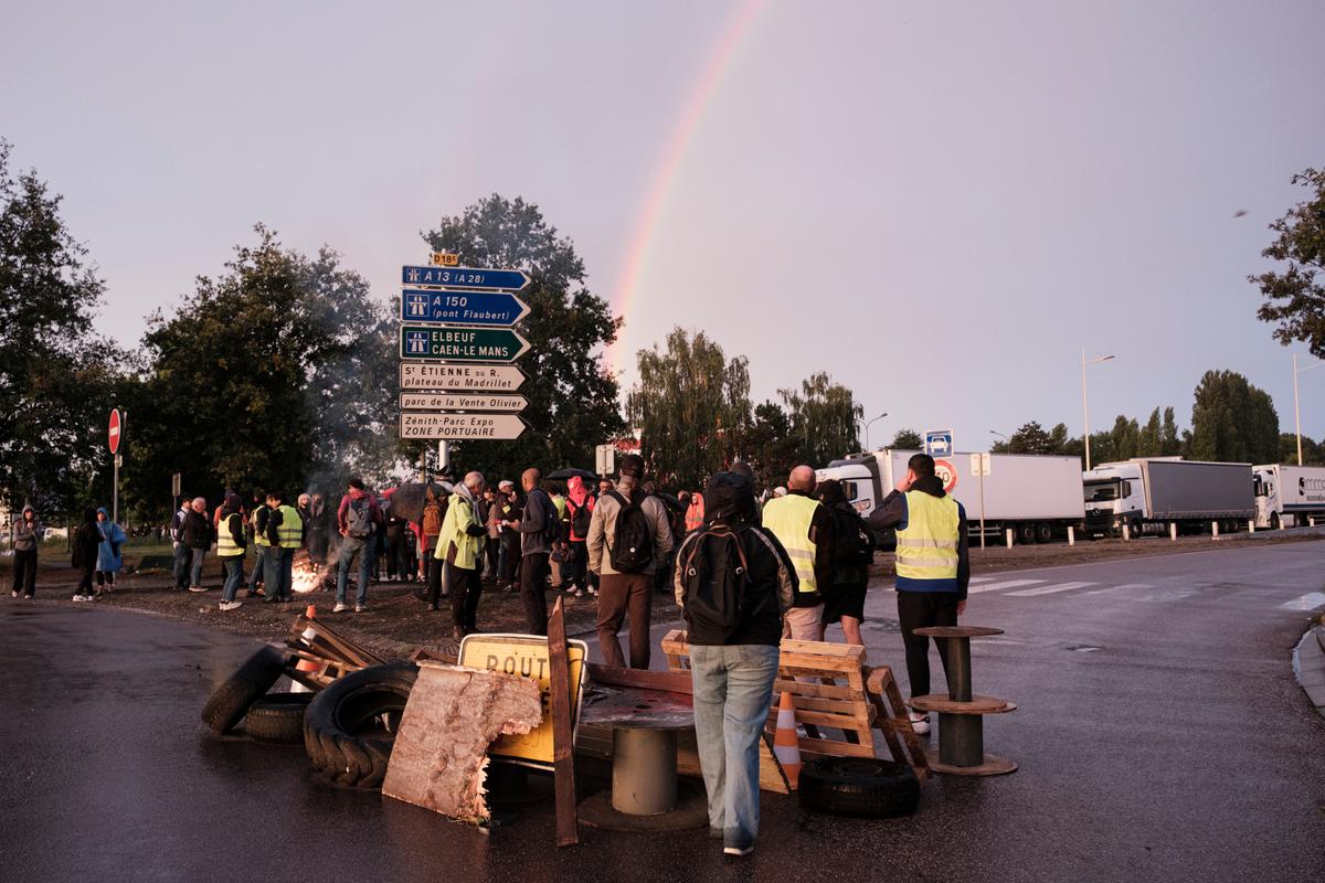 “Gilets jaunes”, syndicalistes, insoumis, queer… A Rouen, l’étonnante convergence des luttes du 10 septembre