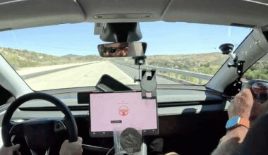 Des influenceurs Tesla tentent la traversée des USA en conduite autonome : ils ont un accident avant d'atteindre les 100 km