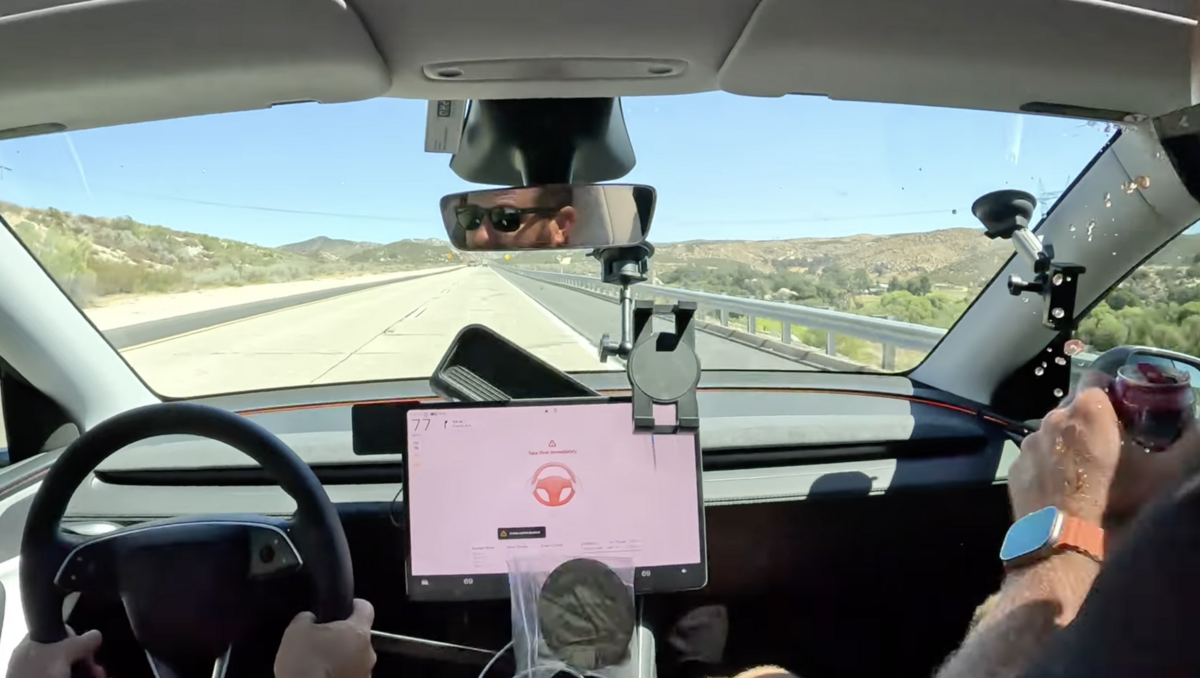 Des influenceurs Tesla tentent la traversée des USA en conduite autonome : ils ont un accident avant d'atteindre les 100 km