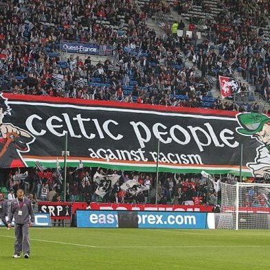 Gigantesque banderole « Celtic People Against Racism » déployée dans les tribunes rennaises