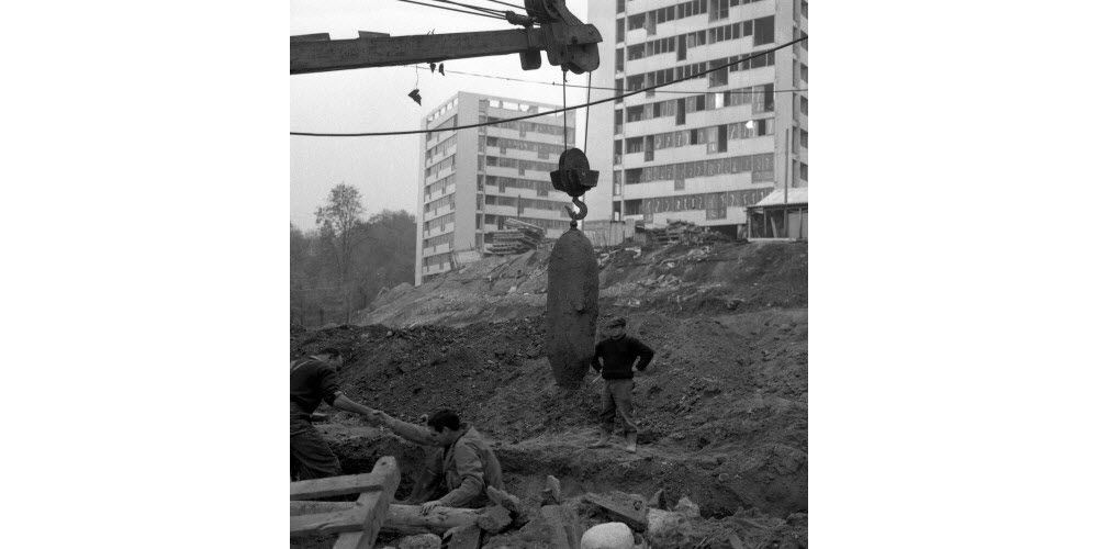 Déminage d'une bombe trouvée sur un chantier à la Duchère le 13 novembre 1961. Archives Le Progrès