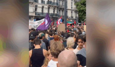 au moins 2 000 personnes dans la rue, les tramways stoppés