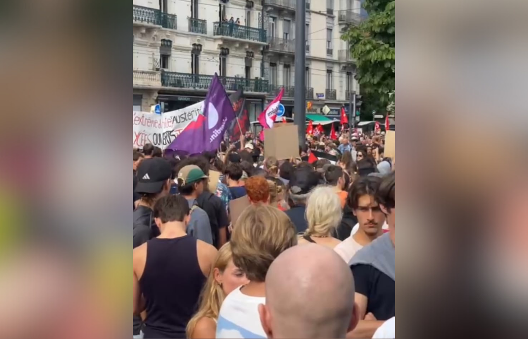 au moins 2 000 personnes dans la rue, les tramways stoppés