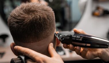 ce jeune homme se fait couper les cheveux, ce que son coiffeur remarque sur son cou lui sauve la vie