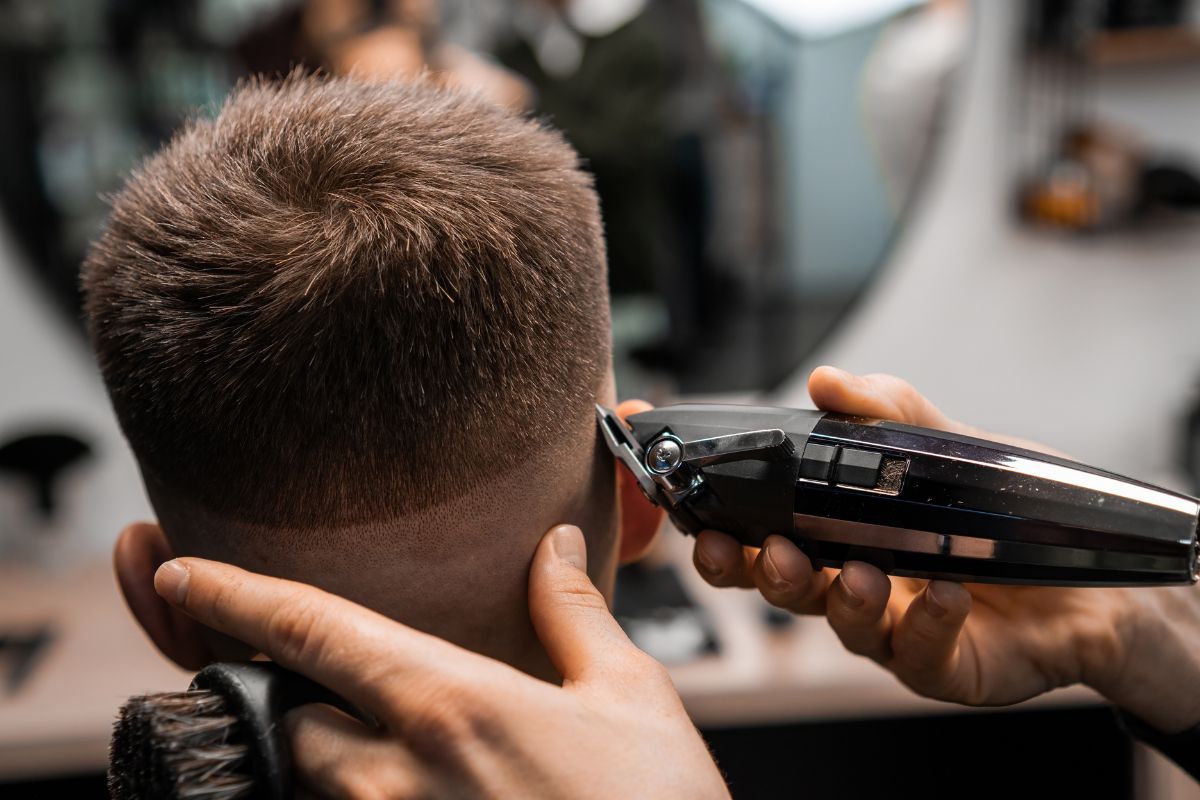 ce jeune homme se fait couper les cheveux, ce que son coiffeur remarque sur son cou lui sauve la vie
