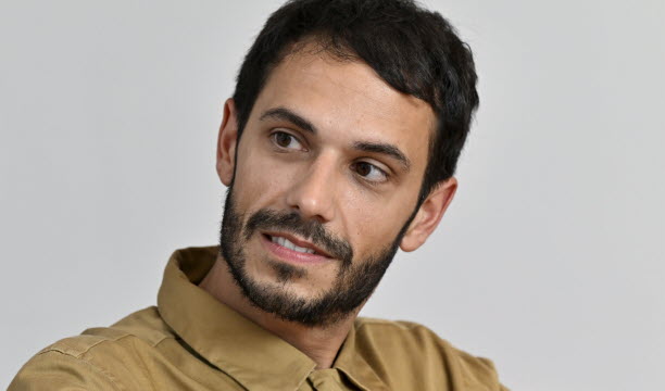 Deux ans après y avoir présenté son 1 er ouvrage, aujourd’hui sorti en poche, Clément Camar-Mercier revient à Livres dans la Boucle avec « La Tentation artificielle » un roman où il explore la question de l’IA.  Photo d’archives Alexandre Marchi