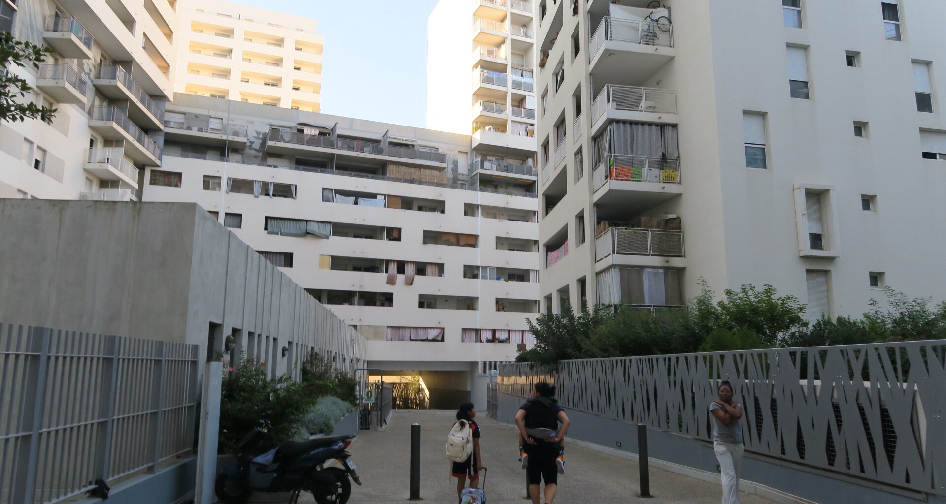 Les Docks libres à Marseille, la cité idéale devenue piège de béton