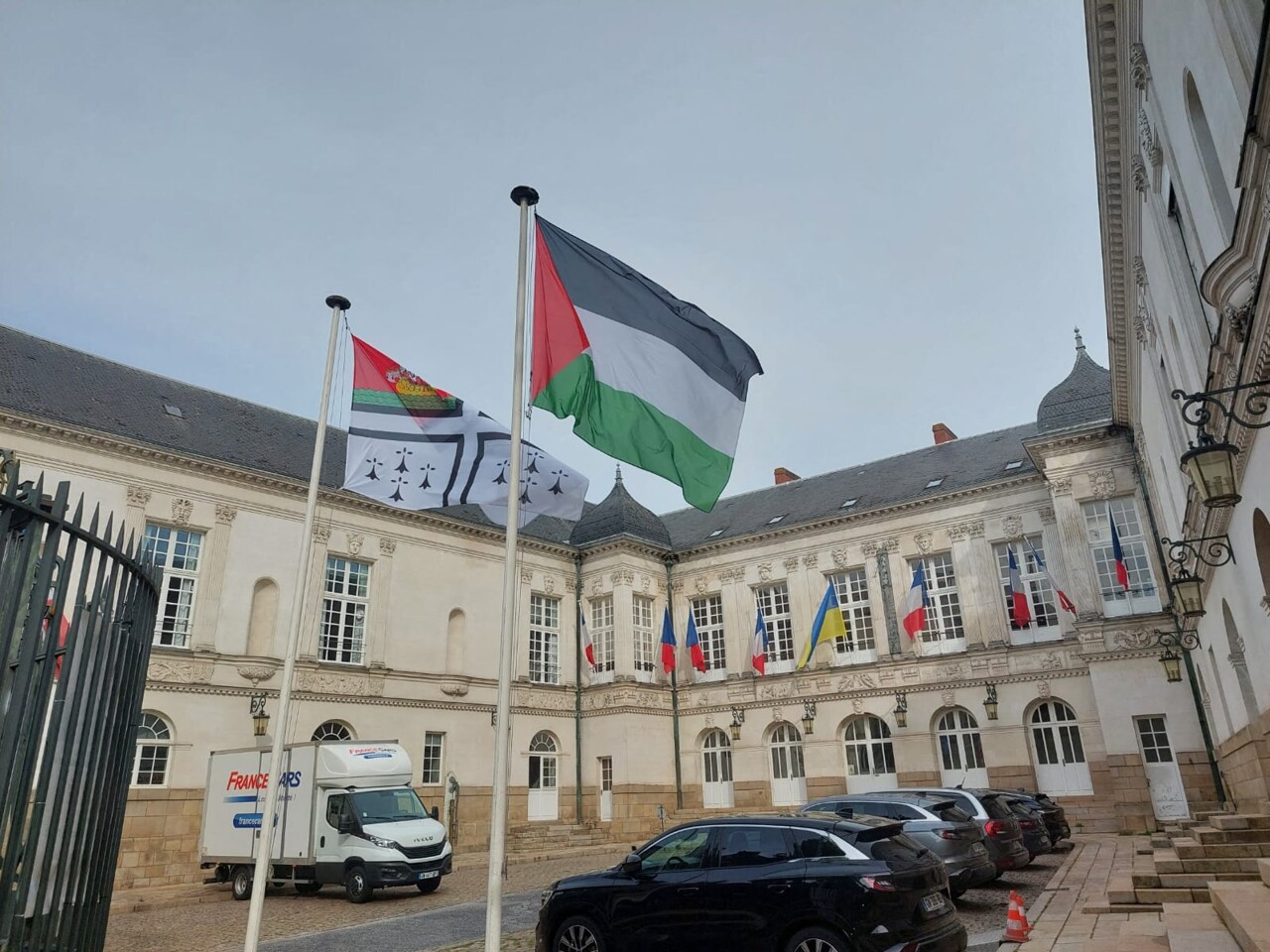 le drapeau palestinien hissé à Nantes, le préfet rappelle à l'ordre