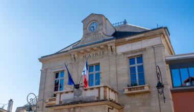 Les drapeaux européen et français ornent la façade de la mairie de Chatillon (Hauts-de-Seine)