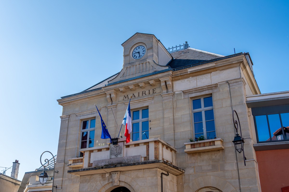 Les drapeaux européen et français ornent la façade de la mairie de Chatillon (Hauts-de-Seine)