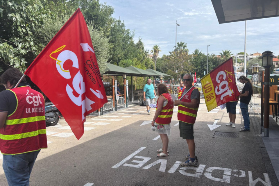 Une distribution de tracts auprès des clients de McDonald's.