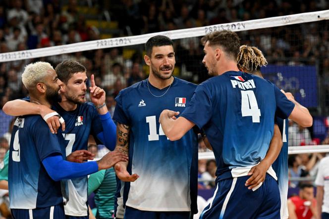 De gauche à droite, Earvin Ngapeth, Trévor Clévenot, Nicolas Le Goff, Jean Patry et Barthélémy Chinenyeze lors de leur match du premier tour du tournoi olympique de Paris 2024 face à la Serbie, le 28 juillet 2024.