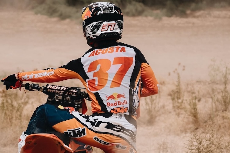Pedro Acosta sur la piste poussiéreuse de motocross