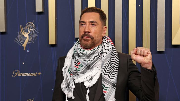 L’acteur espagnol Javier Bardem arrive pour la 77e cérémonie des Emmy Awards à Los Angeles, le 14 septembre 2025.