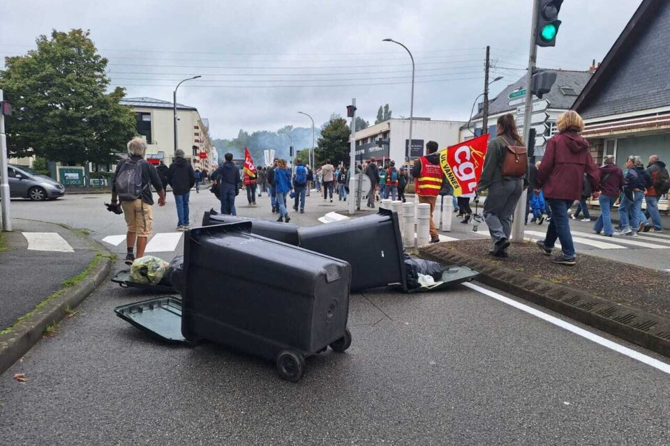 Des poubelles bloquent la chaussée rue du Capitaine Jude à Vannes.
