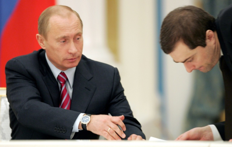 Le président russe Vladimir Poutine avec son conseiller Vladislav Sourkov au Kremlin, à Moscou, le 6 février 2007  ( AFP / DENIS SINYAKOV )