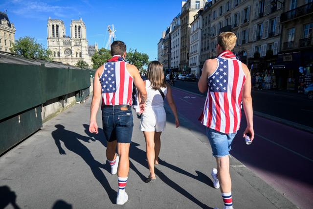 Des touristes américains devant la cathédrale Notre-Dame de Paris durant les JO de 2024, le 10 août 2024.