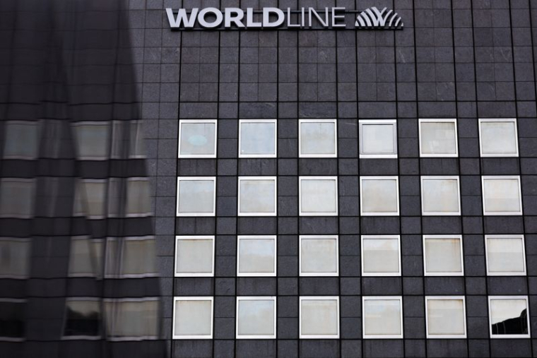Logo de Worldline au siège de l'entreprise dans le quartier financier et d'affaires de La Défense