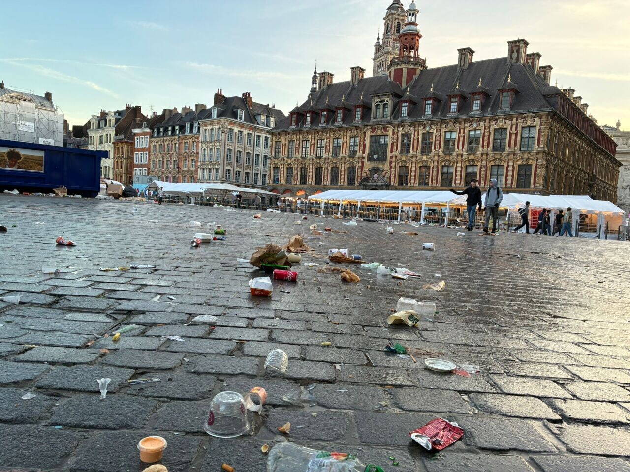 la ville envahie de déchets au matin du deuxième jour