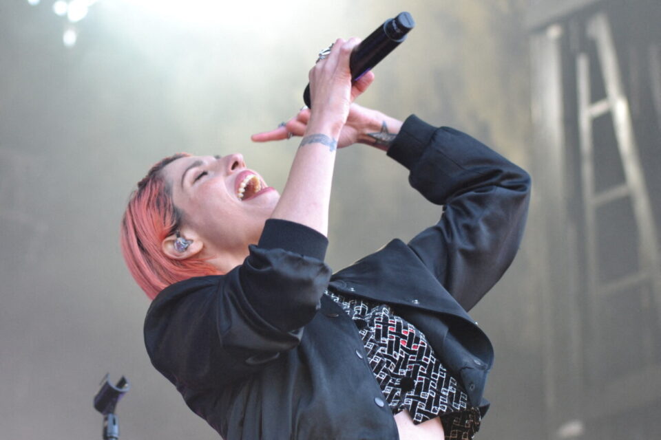 La chanteuse Jennifer Ayache, leader de Superbus, s'est produite avec son groupe au festival des Bichoiseries, à Cerisy-Belle-étoile (Orne), le vendredi 28 juin 2024.