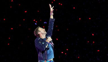 le chanteur de Coldplay appelle à «envoyer de l’amour» à sa famille en plein concert
