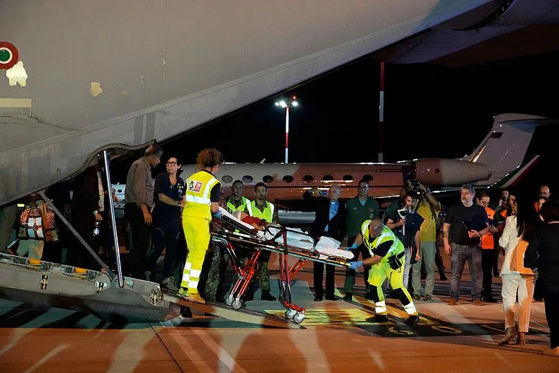 Des enfants palestiniens et leurs familles évacués de Gaza arrivent à l'aéroport de Rome Ciampino, le 14 août 2025.