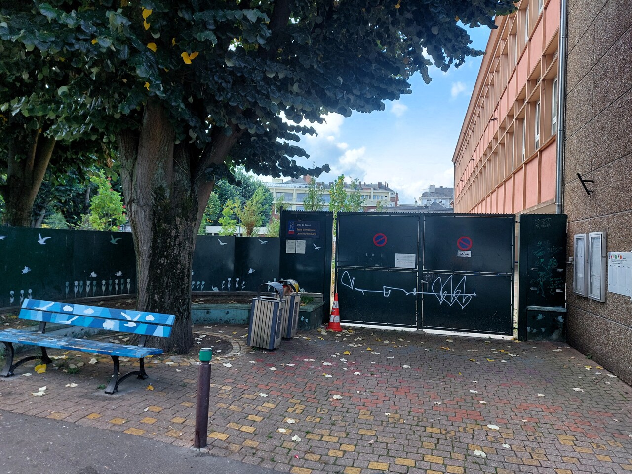 Un homme escalade une grille et s'introduit dans une école de Rouen pendant les cours